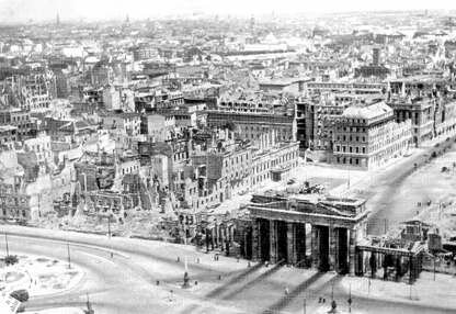 The Brandenburger Tor in 1947.
